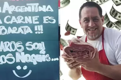 El carnicero que dolarizó sus precios en 2023 celebra la legalización: "Nos enseñaron a ahorrar en esa moneda"