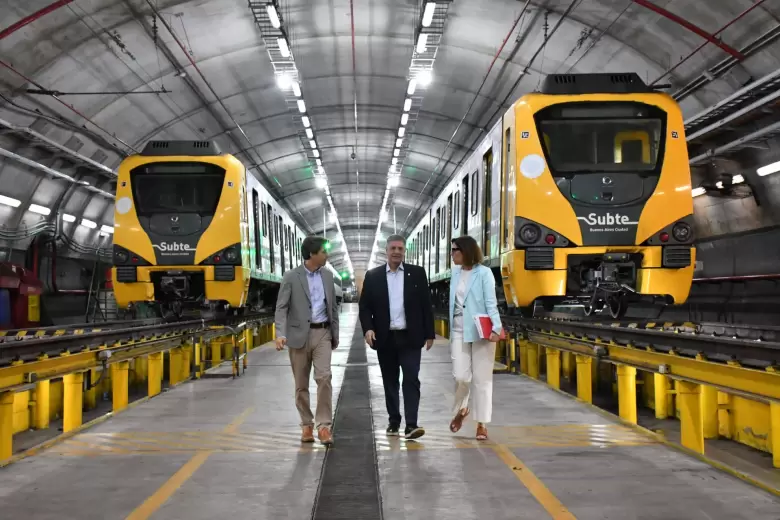 El ministro de Movilidad, Pablo Bereciartua y la vocera institucional del Gobierno, Laura Alonso.