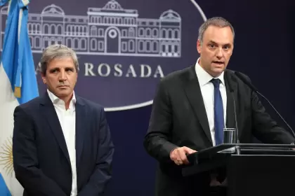 Luis Caputo y Manuel Adorni