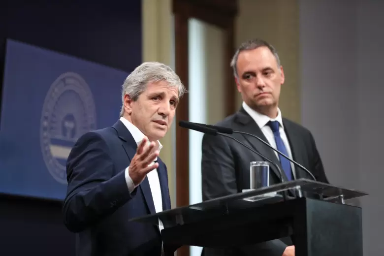 Luis Caputo y Manuel Adorni