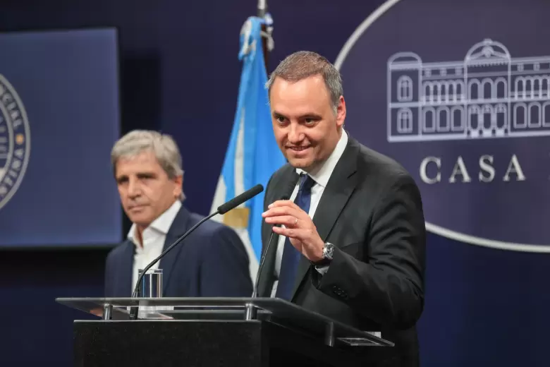 Luis Caputo y Manuel Adorni