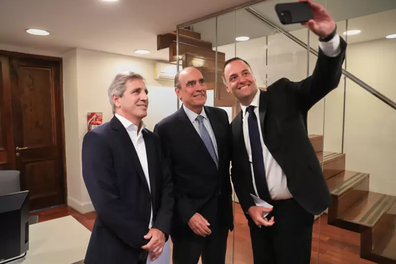 Luis Caputo y Manuel Adorni