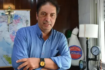 "Excelente hilo de Lacha": Caputo elogió al empresario que defendió liberar los dólares del colchón.