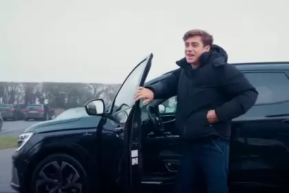 Franco Colapinto se baja del auto de calle que maneja en estos días como parte del equipo Alpine Racing.