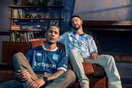 Racing lanzó las nuevas camisetas titular y suplente para la temporada 2025. (@RacingClub)