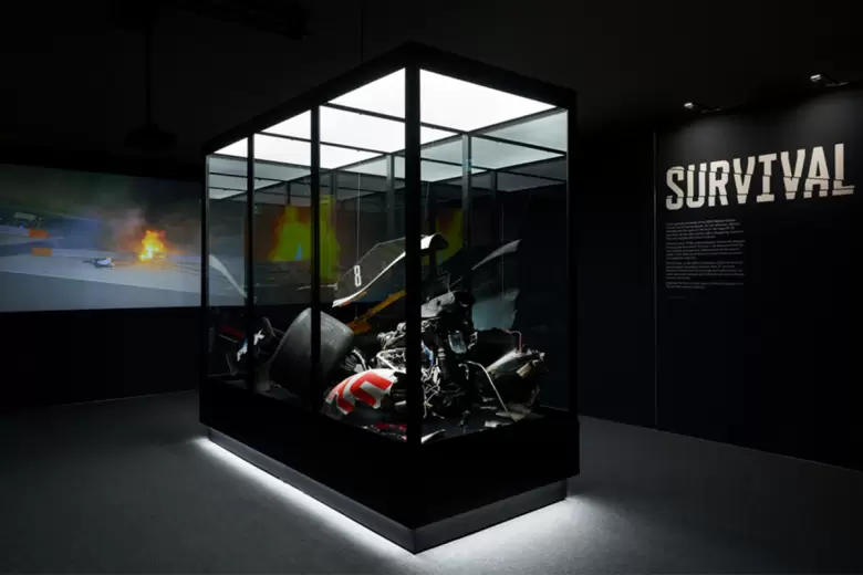 En la sala "Sobrevivientes" se exhiben los restos del auto de Romain Grosjean, quien chocó en Bahréin 2020.