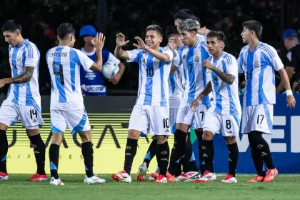 Argentina lidera su zona con siete puntos