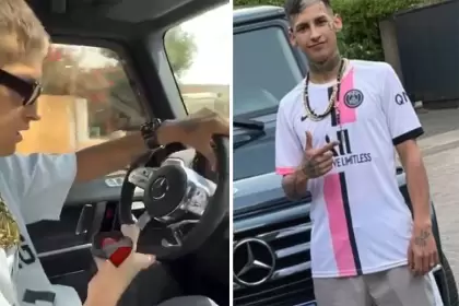 L-Gante arriba y frente a uno de sus Mercedes-Benz.