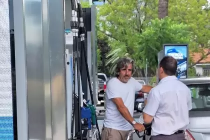 El Gobierno oficializó la medida que permite el autoservicio de combustibles