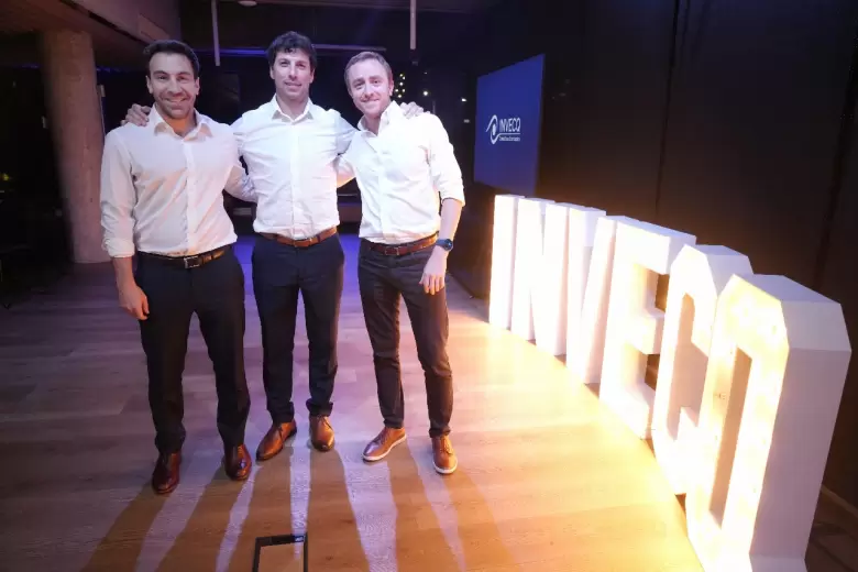 Santiago Bulat, junto a Esteban Domecq y Matías Surt, con quienes dirige la consultora Invecq.