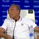 Hinchas de Gimnasia interrumpieron la conferencia de prensa de Miguel Russo con insultos y golpes al aire