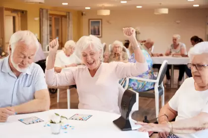 Por qué ser un asiduo a las "noches de bingo" podría darle a tu cerebro 5 años extra