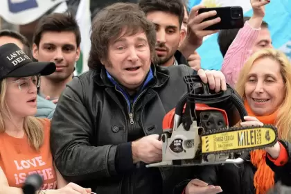 Milei prendió la motosierra nacional, y los gobernadores lo siguieron
