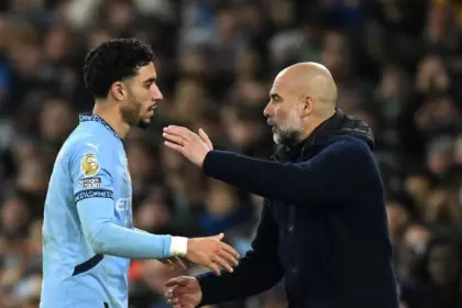 Omar Marmoush, que llegó al Manchester City en este mercado de pases, con "Pep" Guardiola