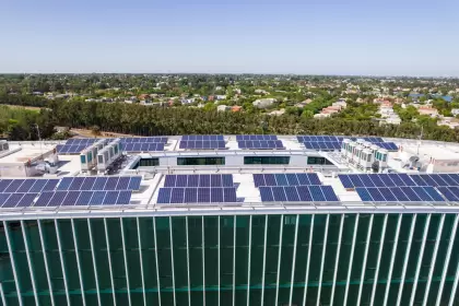 Officia impulsa la generación de energía limpia con paneles solares