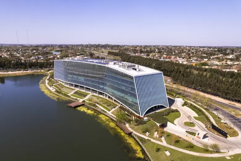 Officia impulsa la generación de energía limpia con paneles solares.