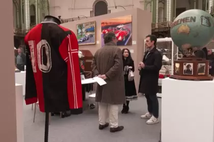 La prenda fue utilizada por Messi durante su paso por las inferiores de Newell's en 1999