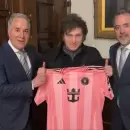 Los dueños del Inter Miami visitaron a Javier Milei en la Casa Rosada y le regalaron una camiseta firmada por Lionel Messi
