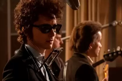Bob Dylan: un relato tradicional que explora la conexión entre el arte, la política, lo genuino y el comercio de las apariencias.