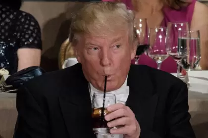 Donald Trump cumple: vuelven las pajitas de plástico