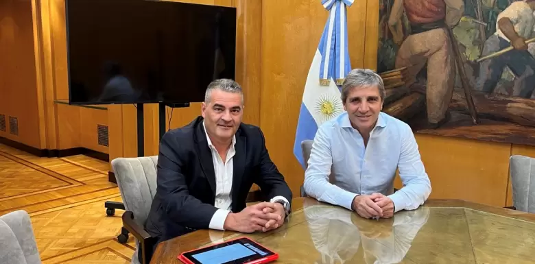 Fernando Bearzi junto a Luis Caputo
