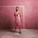 Con Messi como modelo, Inter Miami presentó su nueva camiseta para la temporada 2025