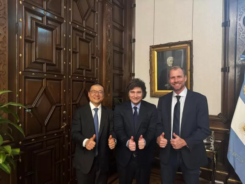 Milei recibió en Casa Rosada al CEO de Lithium Americas, Sam Piggot y al CEO de Ganfeng, Wang Xiaoshen.