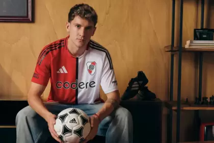 Facundo Colidio modelo posó con la nueva camiseta alternativa de River