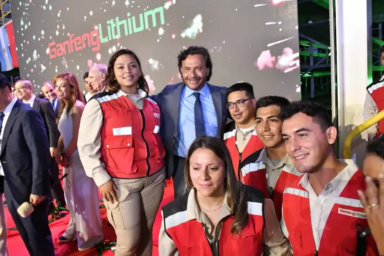 El gobernador Sáenz, con trabajadores mineros.