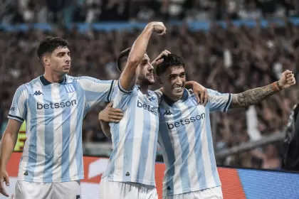 Juan Ignacio Nardoni celebrando un gol de Racing junto a Luciano Vietto y Santiago Solari