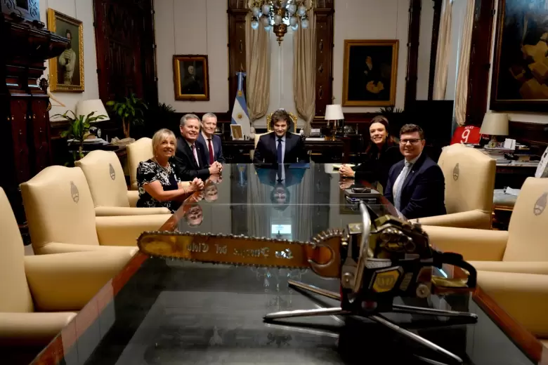 El Presidente Javier Milei recibió en Casa Rosada al senador republicano de los Estados Unidos, Steve Daines, y su comitiva.