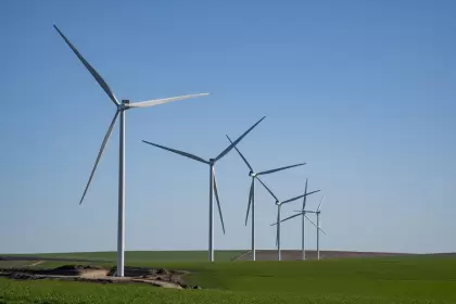 La compañía se destaca no solo por su capacidad de generación energética, sino también por su sólido liderazgo en financiamiento sostenible