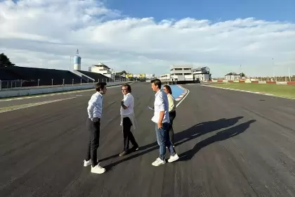 Carlos Ezpeleta (a la izquierda en la foto) visitó el Autódromo junto a representantes de la Secretaría de Deporte de CABA