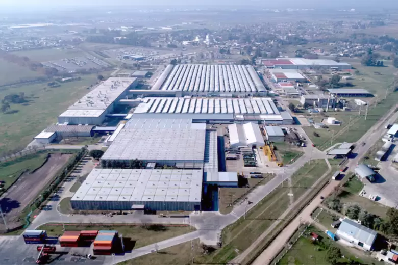 Vista aérea del Centro Industrial Juan Manuel Fangio de Mercedes-Benz en La Matanza.