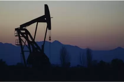 La estrategia oficial combina la reactivación de campos convencionales muchos en declino con el desarrollo del no convencional en Vaca Muerta