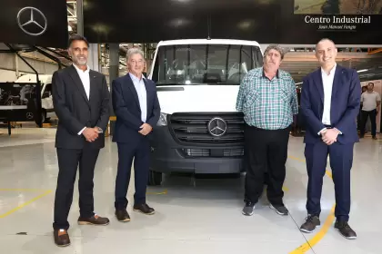 Mantilla, Herrero, Pignanelli y Ciancia en la planta de Mercedes-Benz en La Matanza.