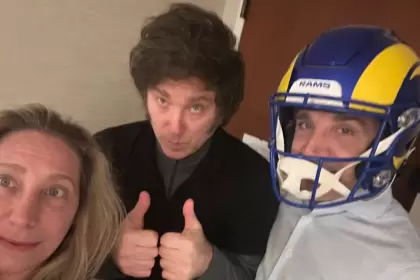 En medio del Criptogate $LIBRA, Javier Milei le compró el casco de su película favorita a Luis Caputo