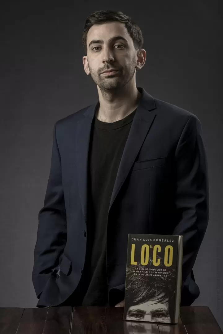González es periodista político, escribe en la revista Noticias, colabora en Anfibia y conduce en FM Milenium.