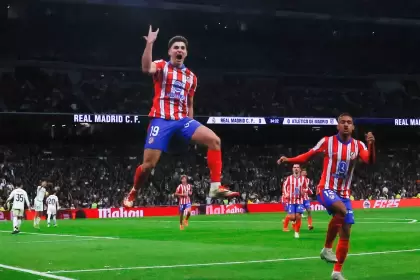 Julián Álvarez viene de marcar un doblete ante el Real Madrid en el derbi español