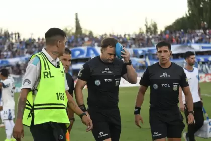 Un hincha del conjunto mendocino arrojó un proyectil que impactó en la cabeza del juez de línea Diego Martin