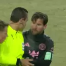 Un árbitro mexicano fue sancionado por pedirle un autógrafo a Lionel Messi