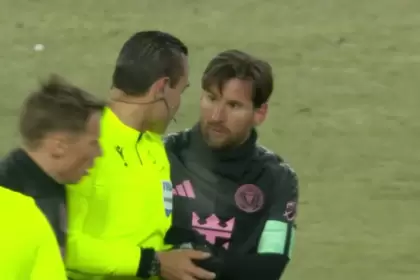 El árbitro Marco Antonio Ortiz Nava le pidió una firma a Messi luego del triunfo de Inter Miami sobre Kansas City.
