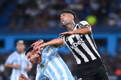 Tras la ida de la Recopa Sudamericana ante Racing, Alexander Barboza viajó a Montevideo para firmar los últimos papeles