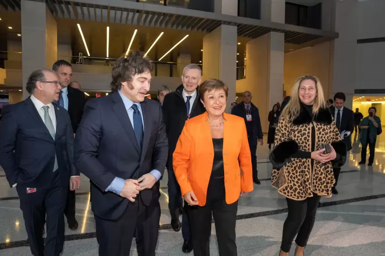 Los hermanos Milei con Georgieva.