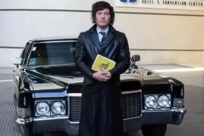 Javier Milei, antes de ser Presidente de la Nación, frente a un Cadillac.