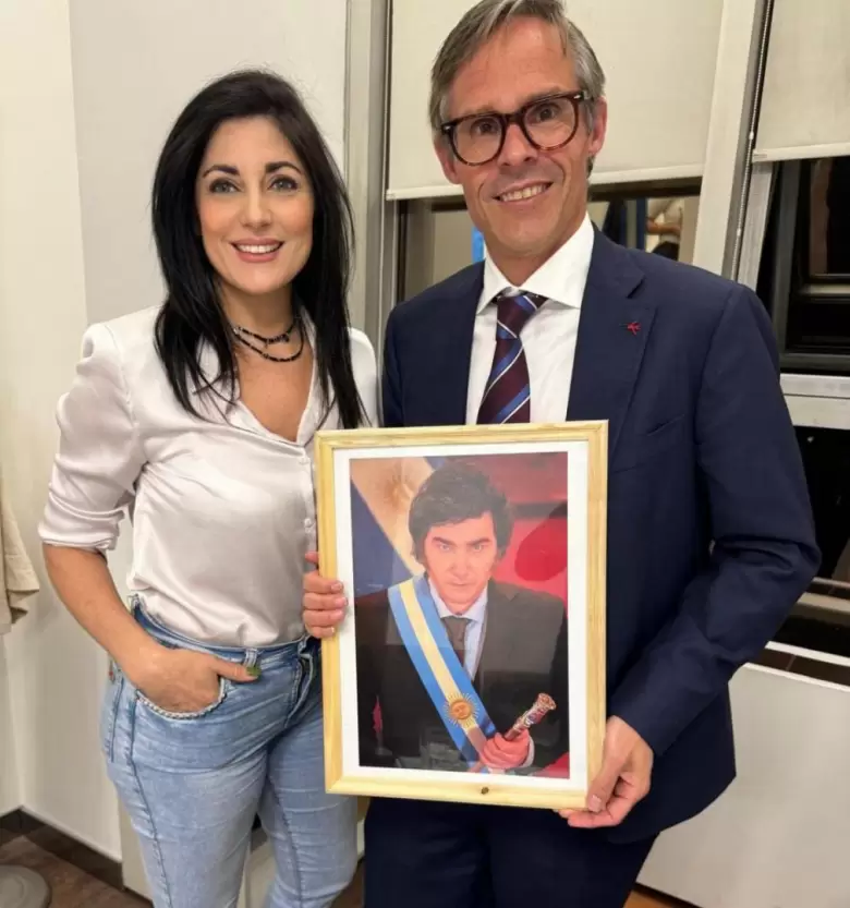 Juliana Santillán junto a Foster Gillett
