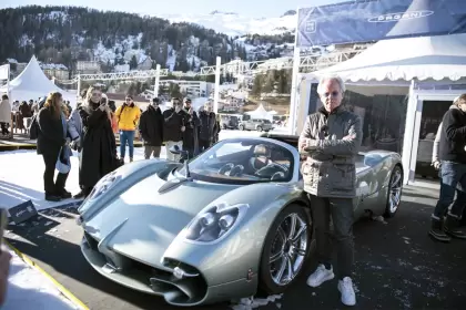 Horacio Pagani junto a una de sus creaciones en The ICE 2025, en Suiza.