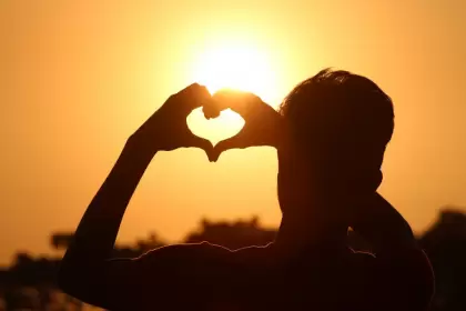 Foto De Silueta De Hombre Haciendo Signo De Corazón Durante La Hora Dorada