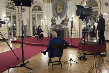 Espert, de espaldas, en primera fila para el reportaje entre Milei y Majul.