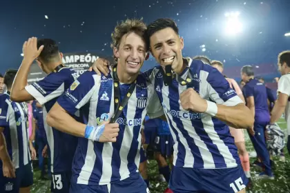 Los paraguayos Matías Galarza y Blas Riveros con la medalla de la Supercopa Internacional.